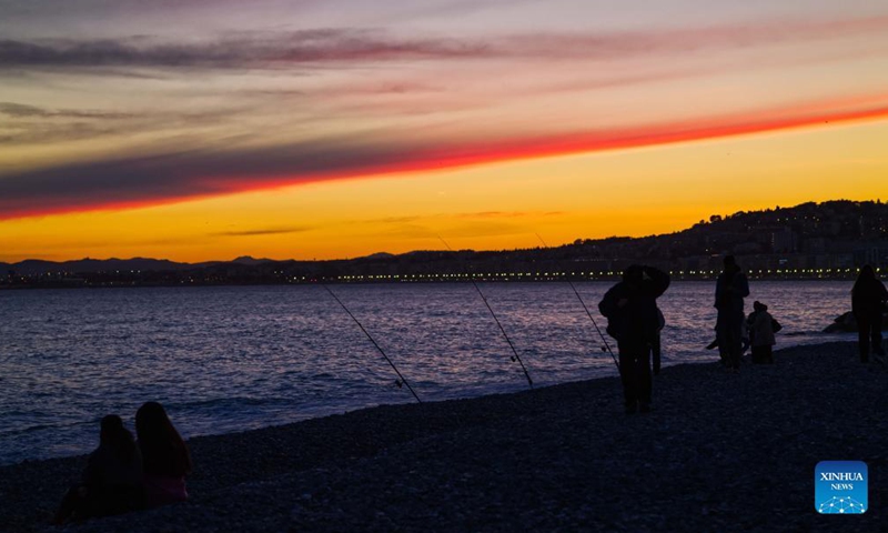 People enjoy the sunset view at the seaside in Nice, France, Nov. 5, 2021.Photo:Xinhua