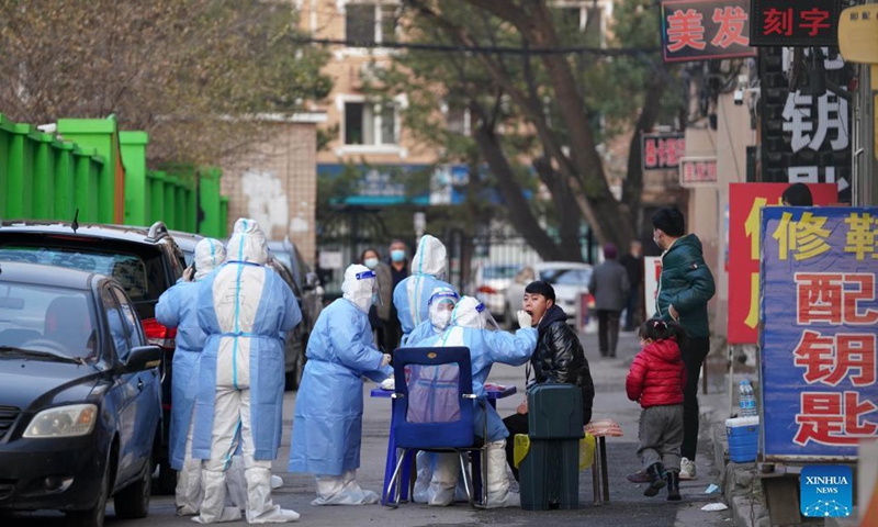 A medical worker takes a swab sample from a resident for nucleic acid test at a community in Pingfang District of Harbin, capital city of northeast China's Heilongjiang Province, Nov 1, 2021.Photo:Xinhua