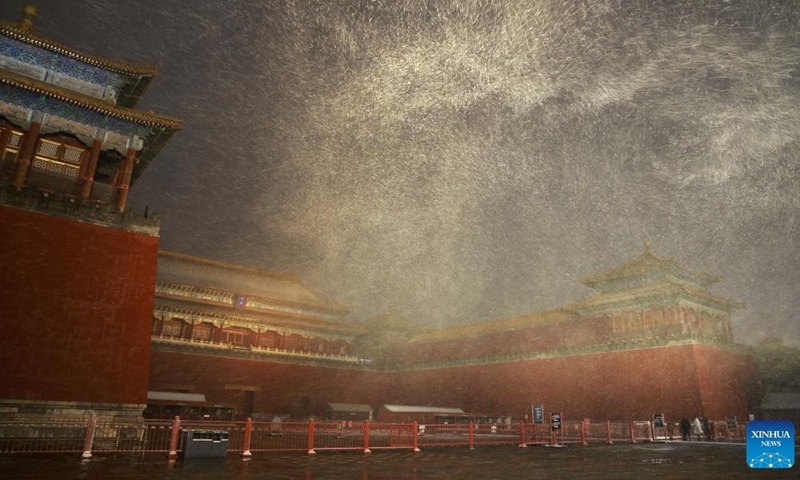 Photo taken on Nov. 6, 2021 shows the Palace Museum amid falling snow in Beijing, capital of China. Heavy snowfall swept Beijing on Saturday and brought low temperatures.Photo:Xinhua