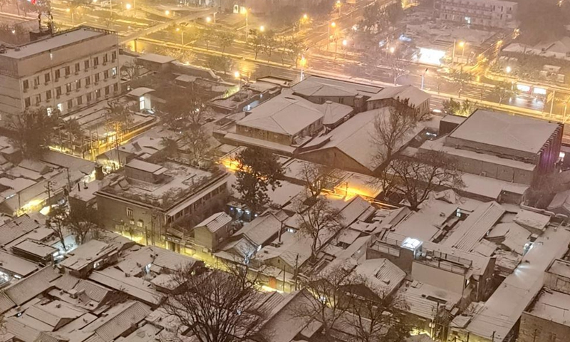 Photo taken on Nov. 6, 2021 shows a traditional residential block amid falling snow in Beijing, capital of China. Heavy snowfall swept Beijing on Saturday and brought low temperatures.Photo:Xinhua