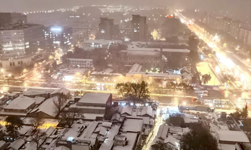 Photo taken on Nov. 6, 2021 shows a city view amid snow in Beijing, capital of China. Heavy snowfall swept Beijing on Saturday and brought low temperatures.Photo:Xinhua