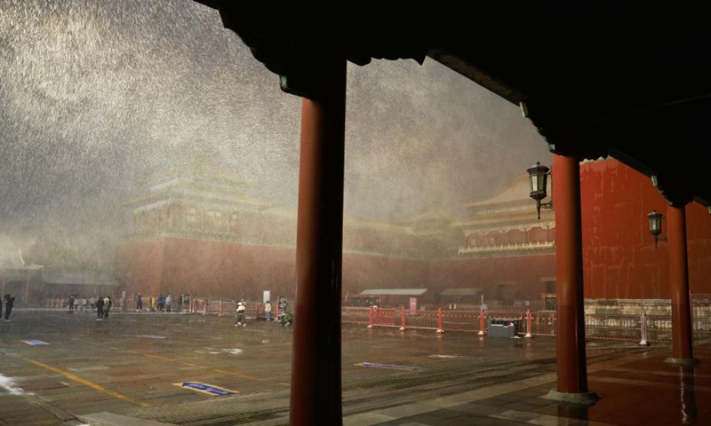 Photo taken on Nov. 6, 2021 shows the Palace Museum amid falling snow in Beijing, capital of China. Heavy snowfall swept Beijing on Saturday and brought low temperatures.Photo:Xinhua