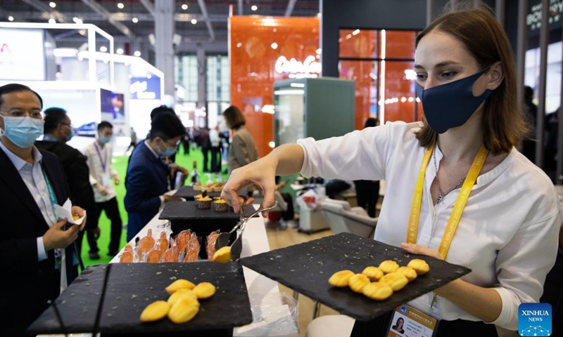 An exhibitor prepares food during the fourth China International Import Expo (CIIE) in Shanghai, east China, Nov. 6, 2021.Photo:Xinhua