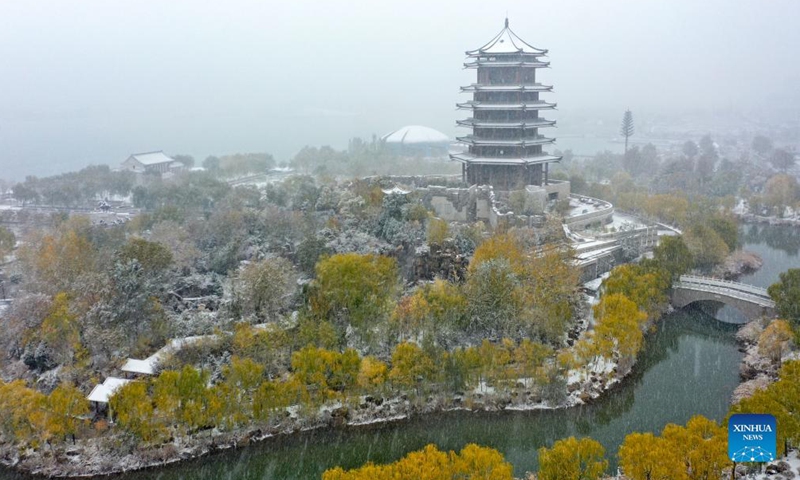 Aerial photo taken on Nov. 6, 2021 shows a snow scene at Yuehai Park in Yinchuan, northwest China's Ningxia Hui Autonomous Region.Photo:Xinhua
