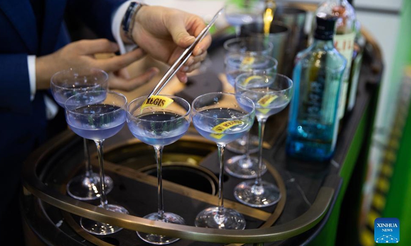 A staff member makes cocktails during the 4th China International Import Expo (CIIE) in Shanghai, east China, Nov. 6, 2021.Photo:Xinhua