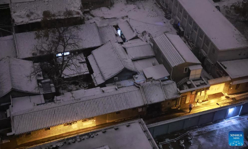 Photo taken on Nov. 6, 2021 shows a traditional residential block amid falling snow in Beijing, capital of China. Heavy snowfall swept Beijing on Saturday and brought low temperatures.Photo:Xinhua