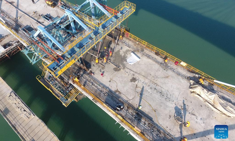 Aerial photo taken on Nov. 13, 2021 shows a view of the Meizhou Bay cross-sea bridge under construction, as a part of the Fuzhou-Xiamen high-speed railway, in southeast China's Fujian Province.Photo:Xinhua