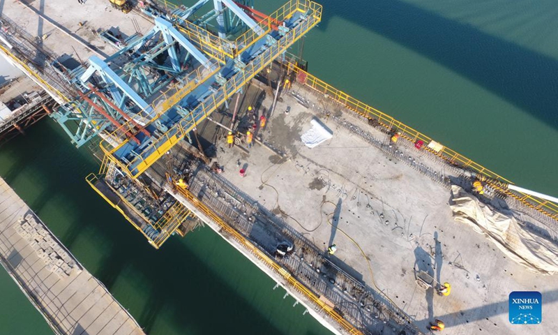 Aerial photo taken on Nov. 13, 2021 shows a view of the Meizhou Bay cross-sea bridge under construction, as a part of the Fuzhou-Xiamen high-speed railway, in southeast China's Fujian Province.Photo:Xinhua