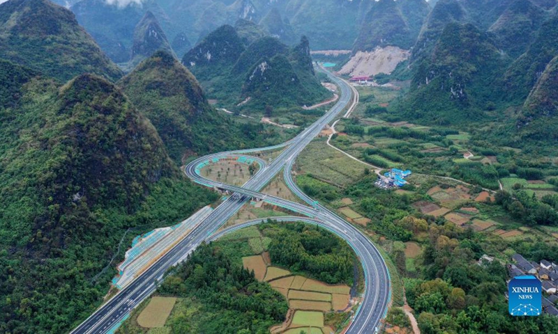Aerial photo taken on Nov. 17, 2021 shows an interchange of the Guilin-Liucheng Expressway in Rongan County, south China's Guangxi Zhuang Autonomous Region. Recently, Guangxi Guilin-Liucheng Expressway (Xinguiliu Expressway) has been basically completed and will be open to traffic soon. The expressway is a national traffic highway network project, the main line of which is 95.7 kilometers long, with a design speed of 100 kilometers per hour. (Xinhua)