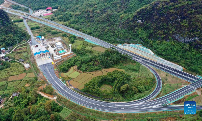 Aerial photo taken on Nov. 17, 2021 shows an interchange of the Guilin-Liucheng Expressway in Rongan County, south China's Guangxi Zhuang Autonomous Region. Recently, Guangxi Guilin-Liucheng Expressway (Xinguiliu Expressway) has been basically completed and will be open to traffic soon. The expressway is a national traffic highway network project, the main line of which is 95.7 kilometers long, with a design speed of 100 kilometers per hour. (Xinhua)