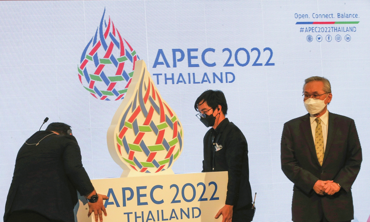 Workers carry a symbol of the Asia-Pacific Economic Cooperation (APEC) 2022 logo next to Thai Minister of Foreign Affairs Don Pramudwinai (right) during the launch of the APEC 2022 Thailand logo in Bangkok, Thailand, November 18, 2021. The APEC 2022 Thailand logo is a symbol of Chalom, Thai bamboo basket used to carry travel items and goods since ancient times in Thailand. Photo: Thepaper