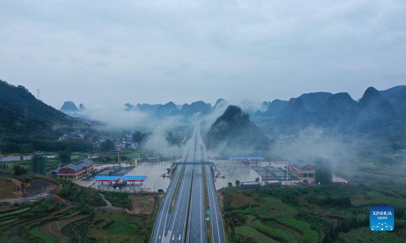 Aerial photo taken on Nov. 16, 2021 shows the Guilin-Liucheng Expressway in Rongan County, south China's Guangxi Zhuang Autonomous Region. Recently, Guangxi Guilin-Liucheng Expressway (Xinguiliu Expressway) has been basically completed and will be open to traffic soon. The expressway is a national traffic highway network project, the main line of which is 95.7 kilometers long, with a design speed of 100 kilometers per hour.(Xinhua)