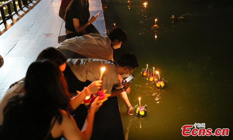 People put lotus-shaped baskets with candles at the Sukhothai Historical Park in Thailand, Nov 18, 2021.Photo:China News Service