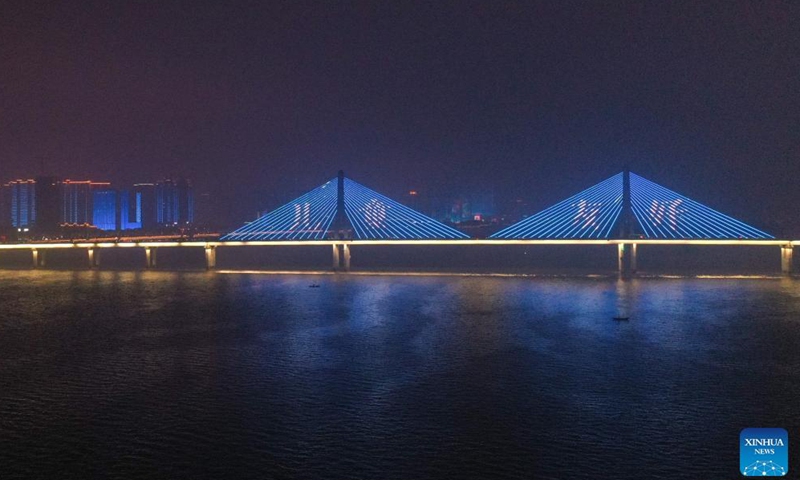 Aerial photo taken on Nov. 20, 2021 shows the Yinpenling Bridge lit up blue to celebrate World Children's Day in Changsha, central China's Hunan Province. Photo:Xinhua