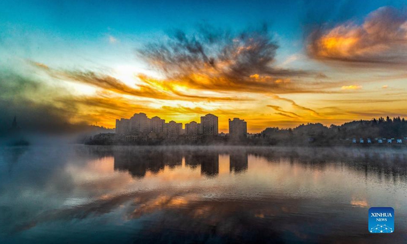Photo taken on Nov. 25, 2021 shows the sunrise scenery of Lixiang Lake National Wetland Park in Nanchuan District, southwest China's Chongqing Municipality. Local authorities of Nanchuan District have in recent years made all-out efforts to strengthen ecological protection of Lixiang Lake. The endeavor has yielded blue skies and clear waters as well as booming tourism. (Photo by Qu Mingbin/Xinhua)