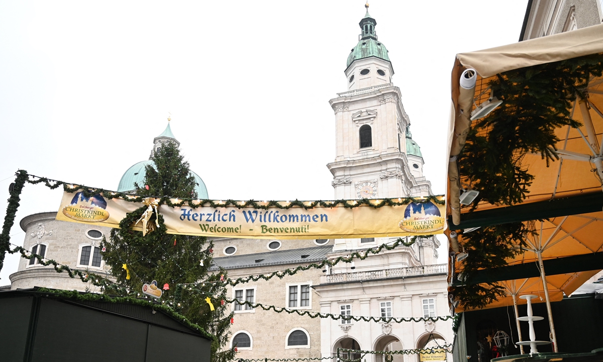Empty stands are seen at the closed Christmas Market in front of the Cathedral in Salzburg, Austria on November 22, 2021, as the country returned to a nationwide partial lockdown during the ongoing COVID-19 pandemic. Austria is also imposing a sweeping vaccine mandate starting February 1. Photo: AFP