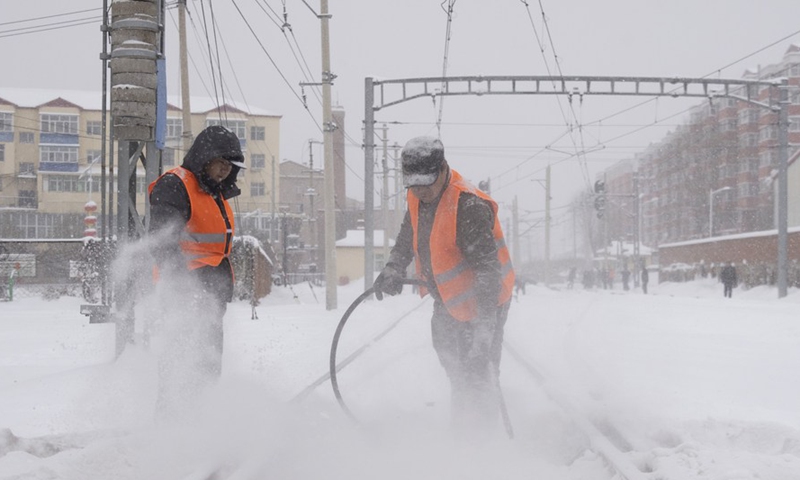 A courier rides on a snow-covered street in Hegang City, northeast China's Heilongjiang Province, Nov. 22, 2021.Photo:Xinhua