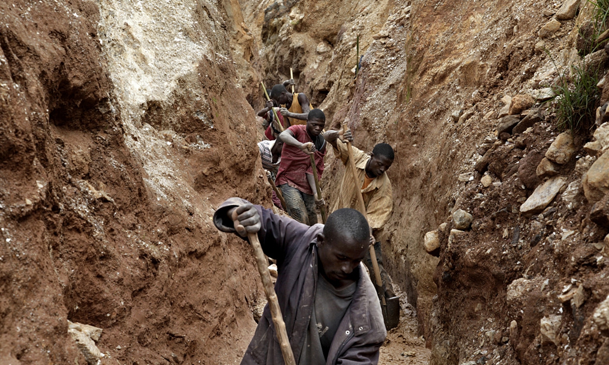 The photo taken on April 28, 2010 shows miners in the Democratic Republic of Congo. File Photo: VCG