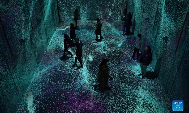 İnsanlar 24 Kasım 2021'de İstanbul'daki bir sinemada dijital sanat sergisini ziyaret ediyor. Yapay zeka (AI) kullanılarak oluşturulan bir dijital sanat galerisi, İstanbul'da yakın zamanda yenilenmiş eski bir sinemada sanatseverleri büyülüyor. (Fotoğraf: Xinhua)