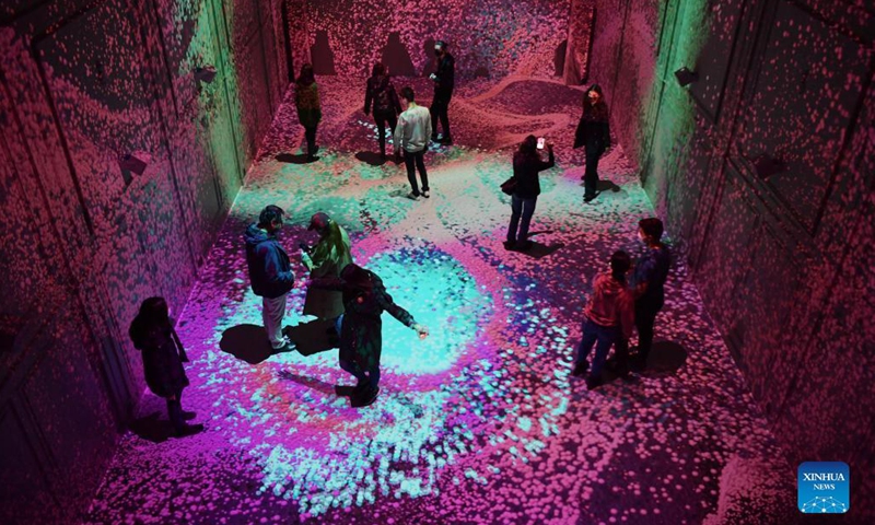 İnsanlar 24 Kasım 2021'de İstanbul'daki bir sinemada dijital sanat sergisini ziyaret ediyor. Yapay zeka (AI) kullanılarak oluşturulan bir dijital sanat galerisi, İstanbul'da yakın zamanda yenilenmiş eski bir sinemada sanatseverleri büyülüyor. (Fotoğraf: Xinhua)