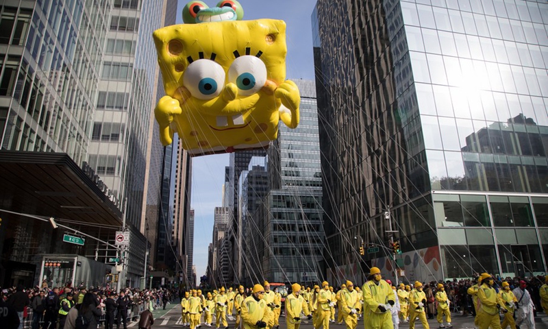 The balloon of Spongebob Squarepants and Gary floats down 6th Avenue during the Macy's Thanksgiving Day Parade in New York, the United States, Nov. 25, 2021.(Photo: Xinhua)