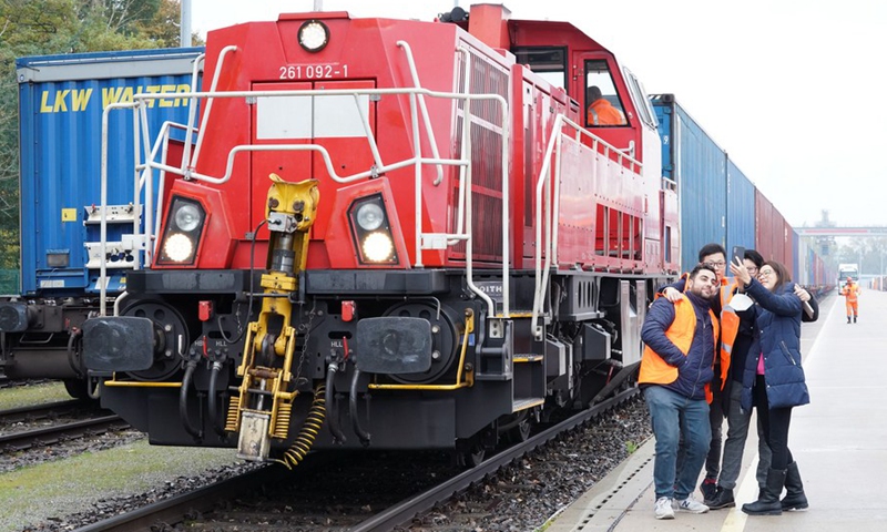 Staff members pose for photos with the first Shanghai Express in Hamburg, Germany, on Oct. 26, 2021(Photo: Xinhua)