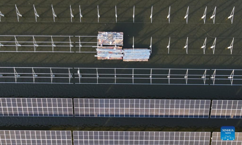 Aerial photo shows the construction site of a photovoltaic (PV) power station at Jiangji reservoir in Feidong County of Hefei, east China's Anhui Province, Nov. 24, 2021. A PV power station with a designed installed capacity of 50 megawatts at Jiangji reservoir in Hefei was successfully connected to the grid on Nov. 30.(Photo:Xinhua)