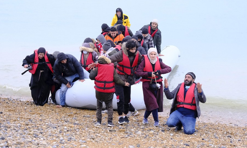 Migrants land on a beach in Dungeness, Britain on Nov. 24, 2021.(Photo: Xinhua)