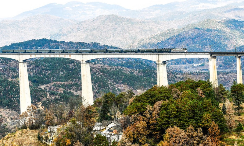 The 5647 train crosses a bridge in Weining County, southwest China's Guizhou Province, Dec. 1, 2021.(Photo: Xinhua)
