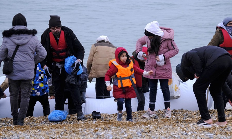 Migrants land on a beach in Dungeness, Britain on Nov. 24, 2021.(Photo: Xinhua)