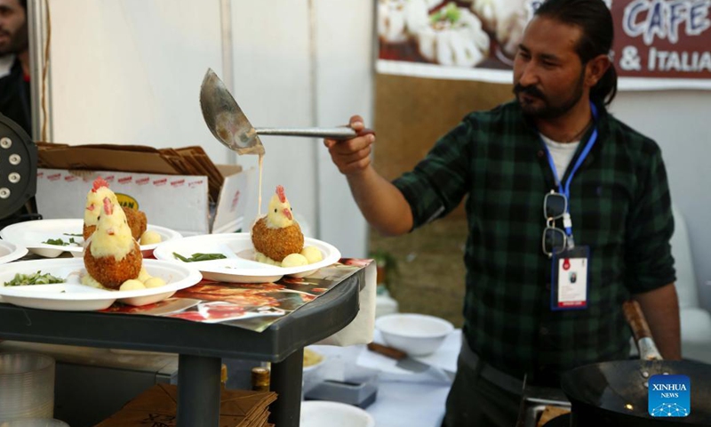 A man prepares food during a food festival in Islamabad, Pakistan, on Dec 3, 2021. The three-day food festival Islamabad Taste kicked off on Friday in Islamabad with more than 100 food stalls offering a variety of food to visitors.Photo:Xinhua