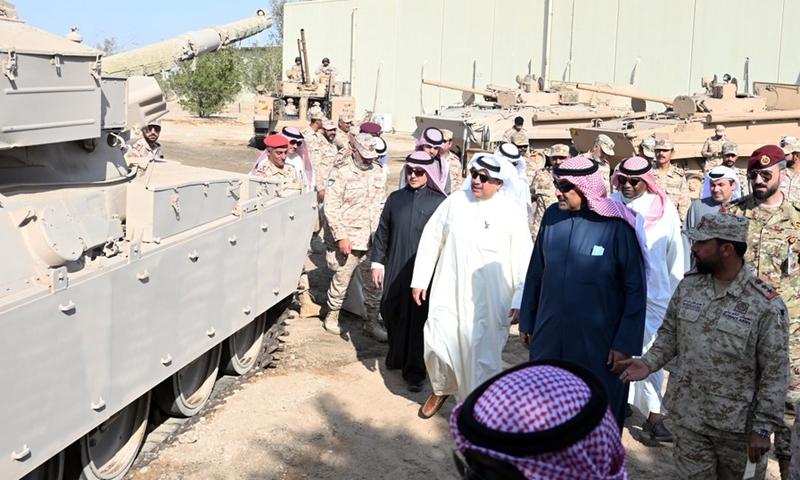 Kuwaiti Prime Minister Sheikh Sabah Khaled Al-Hamad Al-Sabah (2nd R) inspects a tank in Jahra Governorate, Kuwait, on Dec. 2, 2021.(Photo: Xinhua)