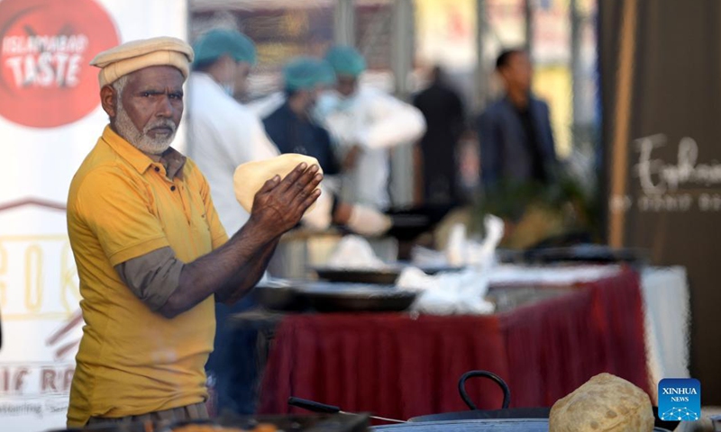 A man prepares food during a food festival in Islamabad, Pakistan, on Dec 3, 2021. The three-day food festival Islamabad Taste kicked off on Friday in Islamabad with more than 100 food stalls offering a variety of food to visitors.Photo:Xinhua