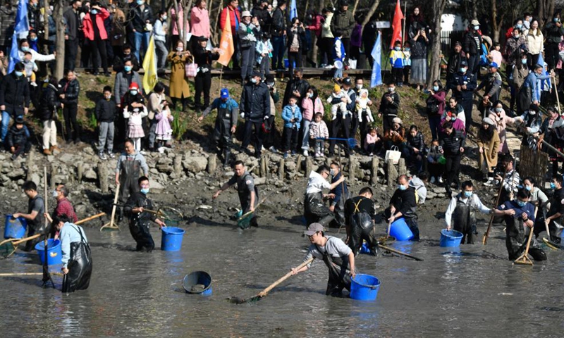Tourists catch fish during a dredging festival at the Xixi National Wetland Park in Hangzhou, east China's Zhejiang Province, Dec. 4, 2021.Photo:Xinhua