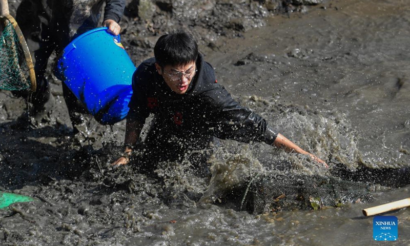 Tourists catch fish during a dredging festival at the Xixi National Wetland Park in Hangzhou, east China's Zhejiang Province, Dec. 4, 2021.Photo:Xinhua