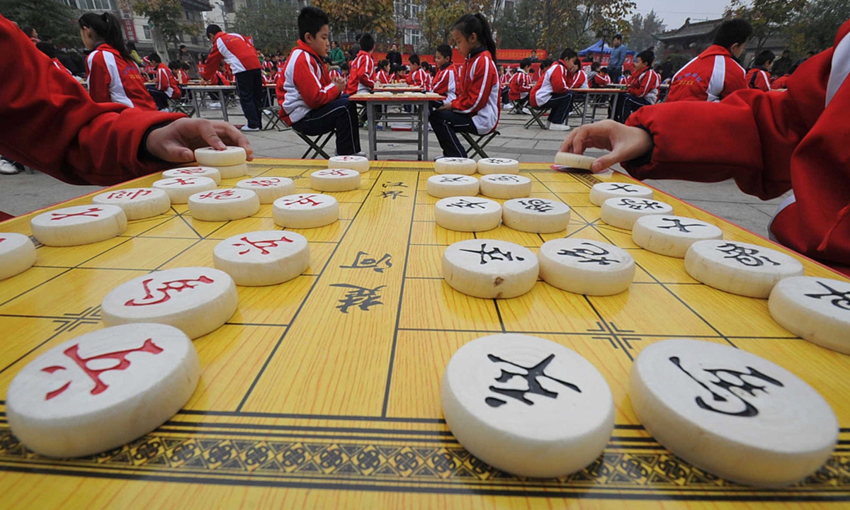 Students play Xiangqi in Yuncheng, North China's Shanxi Province on November 14, 2015. Photo: VCG