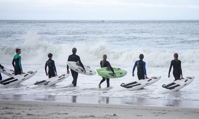 People participate in water sports on the seaside in Cape Town, South Africa, Dec. 5, 2021.(Photo: Xinhua)