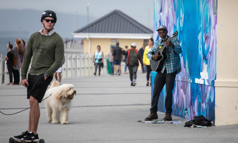 People enjoy leisure time on the seaside in Cape Town, South Africa, Dec. 5, 2021.(Photo: Xinhua)