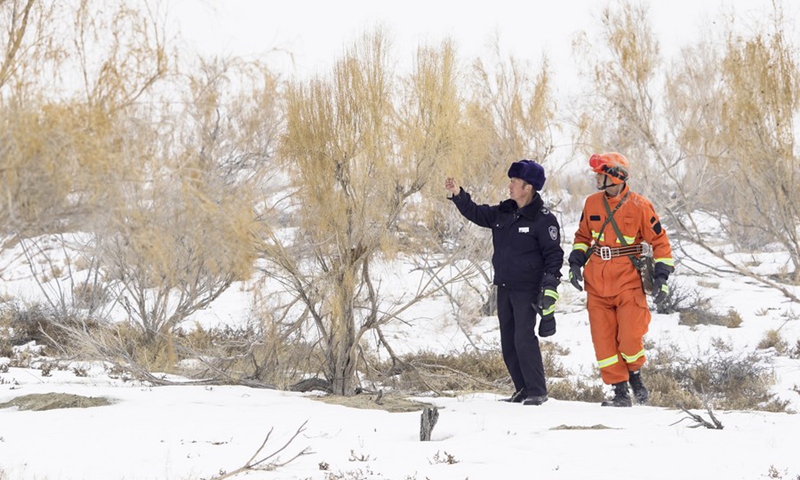 Staff member from forest management and protection station, along with an emergency team of the Ganjia Lake forest region, check the growth of white saxaul trees in Wusu City of northwest China's Xinjiang Uygur Autonomous Region, Dec. 4, 2021.(Photo: Xinhua)