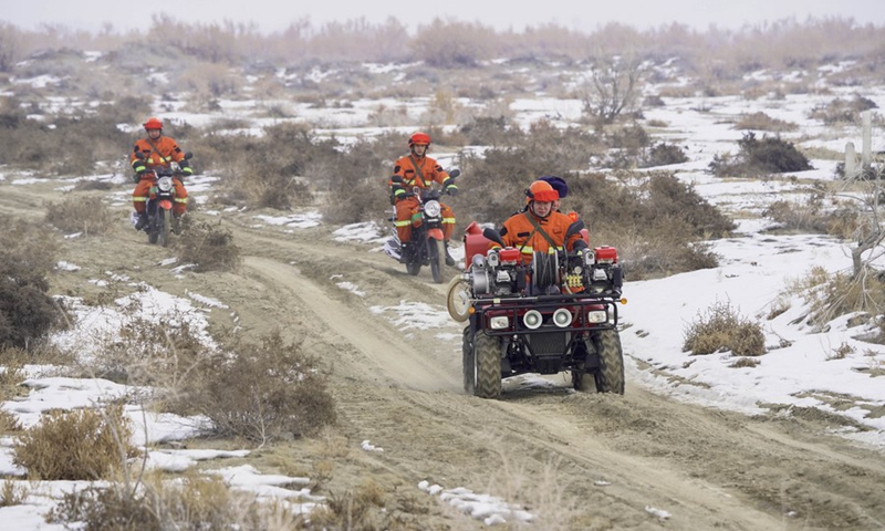 Staff members patrol the Ganjia Lake forest region in Wusu City of northwest China's Xinjiang Uygur Autonomous Region, Dec. 4, 2021.(Photo: Xinhua)
