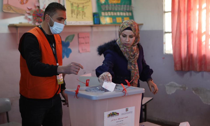  woman casts her vote at an election center in the West Bank city of Hebron, Dec. 11, 2021.Photo:Xinhua