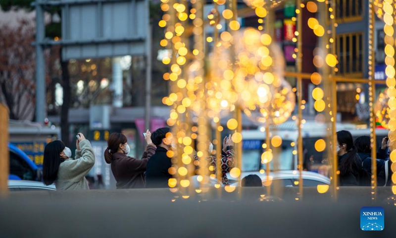 People take photos of Christmas light decorations in Seoul, South Korea, Dec. 11, 2021.Photo:Xinhua