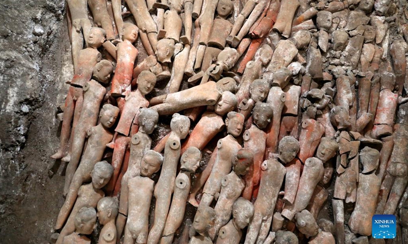 Photo taken on Oct. 8, 2021 shows pottery figurines unearthed from the mausoleum located in Jiangcun Village on the eastern outskirts of Xi'an, northwest China's Shaanxi Province. A large-scale mausoleum in Xi'an has been identified as belonging to Emperor Wendi of the Western Han Dynasty, local authorities said Tuesday.(Photo: Xinhua)