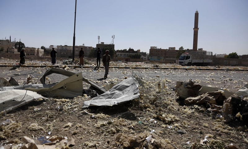 Yemenis inspect a destroyed warehouse in Sanaa, Yemen on Dec. 16, 2021.(Photo: Xinhua)