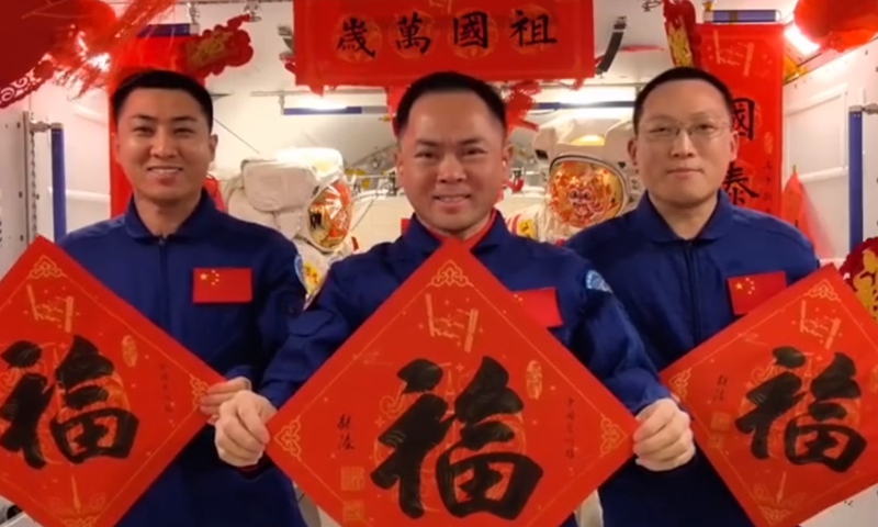 Space station crew rings in Year of the Horse with best wishes, fresh cake