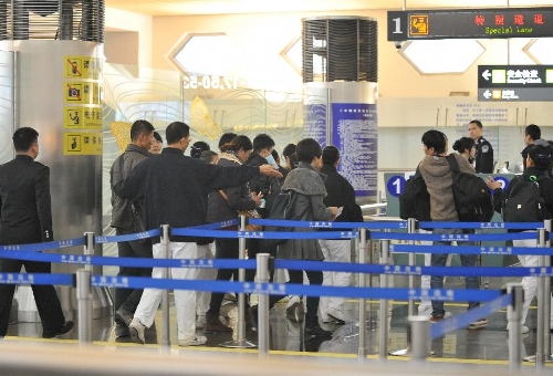 Family members of mainland passengers walk to go through security check at Xiamen Gaoqi International Airport in Xiamen, southeast China's Fujian Province, Feb. 5, 2015. Sixteen of the 31 confirmed deaths in the Taiwan TransAsia Airways plane crash were Chinese mainland residents. As of 9:45 a.m. Thursday, the fatal crash had left 31 dead, 15 with injuries, and 12 missing. All the missing passengers are tourists from the Chinese mainland. Three other mainland passengers were injured. Family members of these mainland passengers have already been arranged to go to Taiwan. (Xinhua/Lin Shanchuan)XIAMEN, Feb. 5 (Xinhua) -- Relatives of passengers on Taiwan's TransAsia Airways Flight ATR-72 left Xiamen on Thursday for Taipei, where the plane crashed into a river ten minutes after takeoff, killing at least 31.The aircraft was carrying 53 passengers and five crew members when it crashed into the Keelung River on Wednesday morning, authorities said. The plane was en route to Kinmen from Taipei.It has been confirmed that 31 passengers were from the Chinese mainland, and they were on trips organized by two travel agencies from Xiamen City in Fujian Province, the Taiwan tourism authority confirmed.As of 9:45 a.m. Thursday, 31 had died, 15 sustained injuries, and 12 are still missing. All the missing passengers are tourists from the Chinese mainland.The Taiwan authorities confirmed that 16 of the 31 mainland passengers had died and three others injured.The aircraft plunged into the river at 10:55 a.m. Wednesday after its wing clipped a taxi with a man and a woman inside on an elevated freeway. 