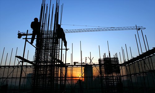 (Main) Workers band steel rods at a construction site in Rizhao, Shandong Province. Photo: IC 
