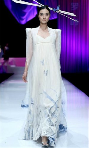 Models present creations at China Int'l Fashion Week - Global Times