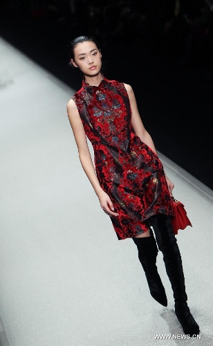 Models present Shiatzy Chen's creations at Paris Fashion Week - Global ...