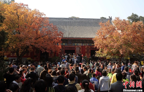 Over thousands of tourists pour to the Xiangshan Park, Beijing - Global ...